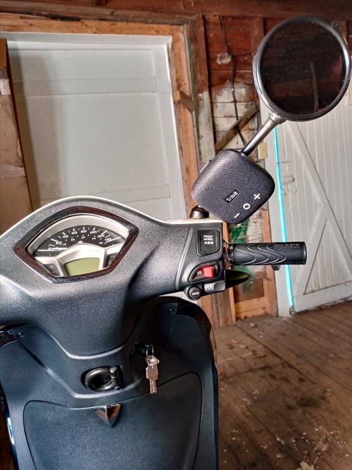 Bien que suspendre un haut-parleur Micro 2 au rétroviseur de mon scooter soit une mauvaise idée, il pourrait facilement être attaché au guidon d'un vélo ou d'une moto
