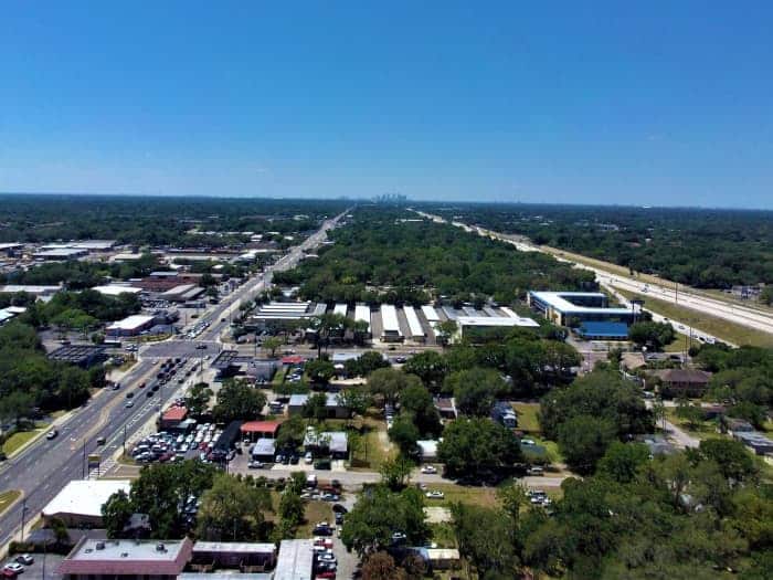 Ceci est une image fixe du Breeze 4K.  North Tampa regardant vers South Tampa à 78 mètres d'altitude.