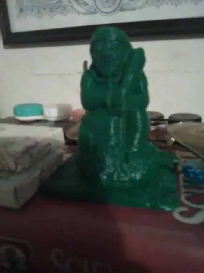 L'objet imprimé en 3D est la statue en plastique vert