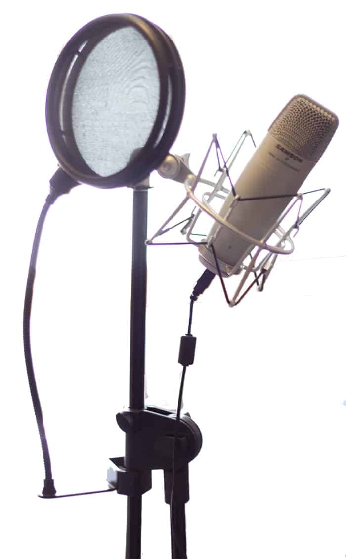 Microphone USB, avec filtre anti-pop, suspension antichoc et pied de microphone.
