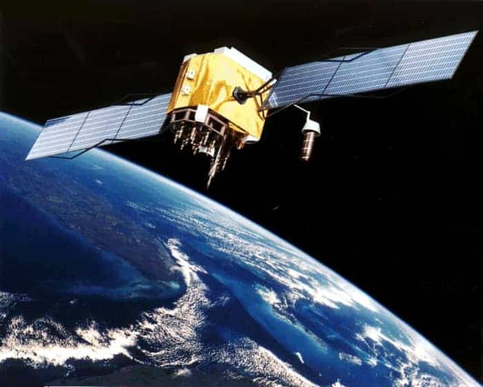Les systèmes satellitaires fournissent des communications mondiales.
