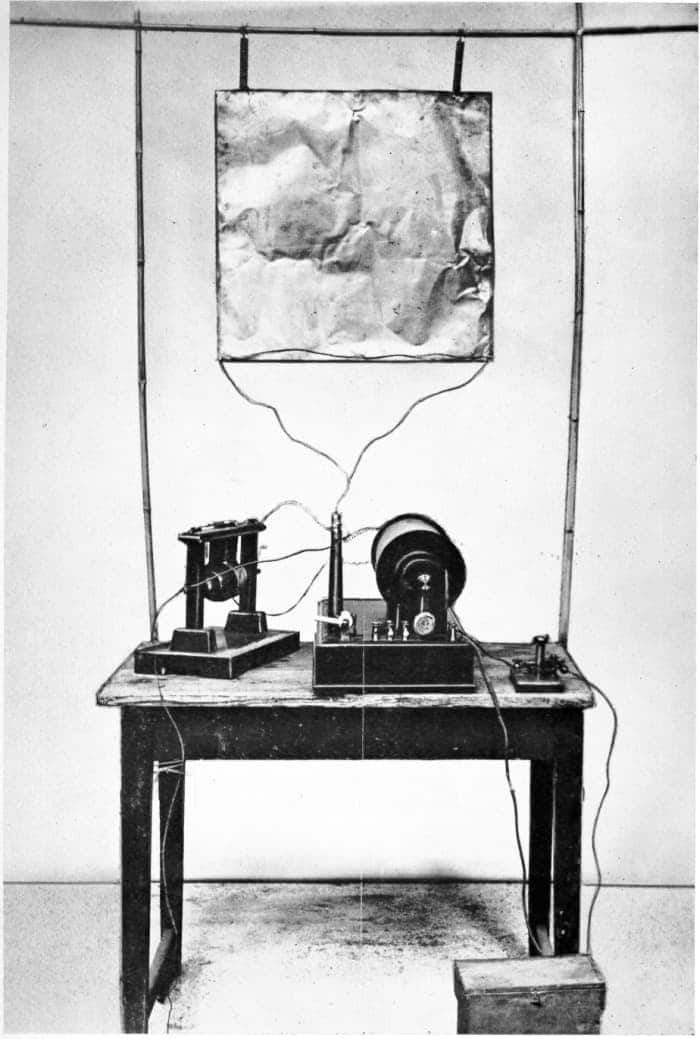 Il s'agit de la recréation du premier émetteur radio avec une antenne monopôle, construit par Guglielmo Marconi en août 1895 lors de son développement de la communication radio.