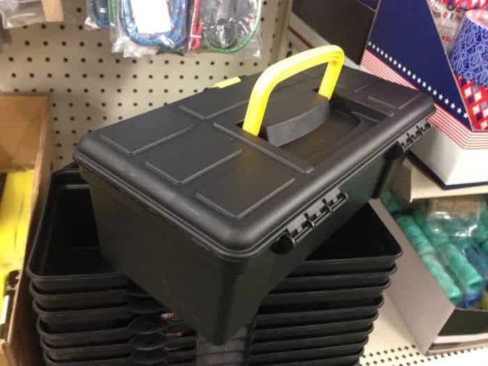 Les magasins à un dollar proposent généralement une sélection de boîtes à outils bon marché.