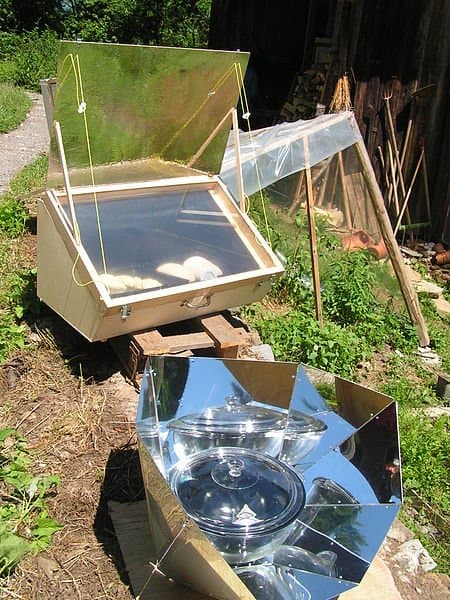 Un cuiseur solaire permet aux gens de cuisiner sans polluer l'air à cause des incendies.