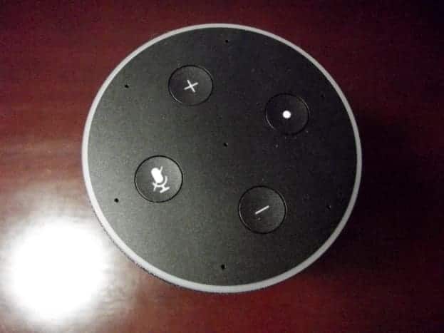   Le haut-parleur intelligent Echo d'Amazon dispose de quatre boutons de commande