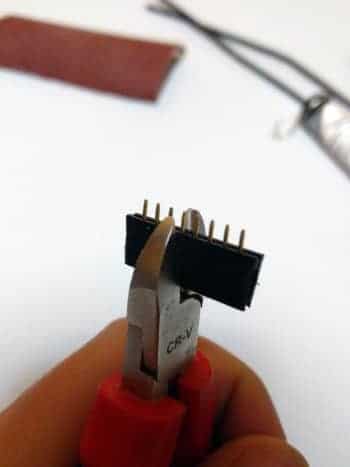 À l'aide de la pince coupante, coupez au milieu de la 5e broche si vous construisez un connecteur à 4 broches.  Règle générale : couper à la broche n + 1/2 pour un connecteur à n broches.