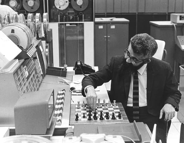 Les premières recherches sur l'IA visaient à savoir si un programme informatique pouvait battre un joueur humain à des jeux comme les échecs.