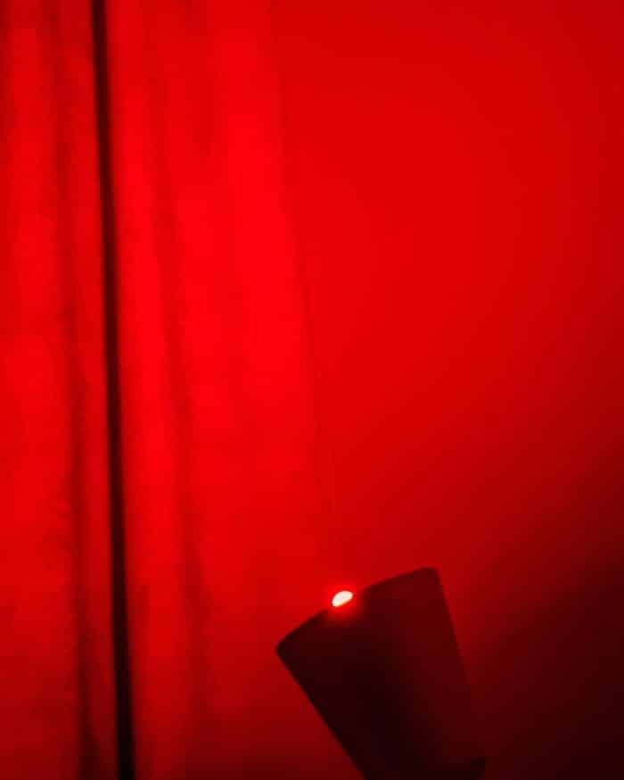 L'ampoule à changement de couleur LOHAS LED E14 Smart Candle dans ma chambre, réglée sur rouge. 