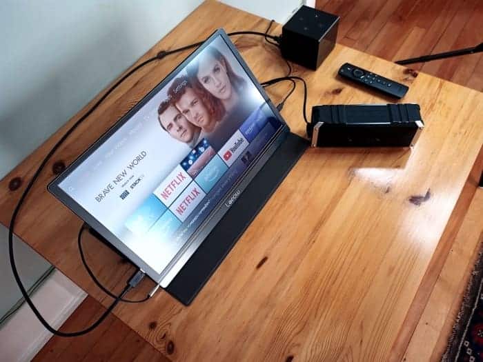 Moniteur connecté à un Fire TV Cube et un haut-parleur externe