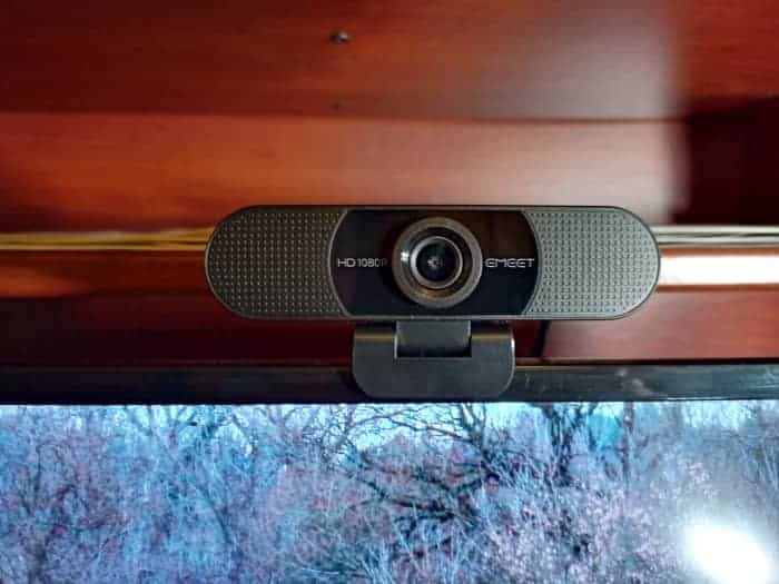 Webcam C960 clipsée sur le moniteur