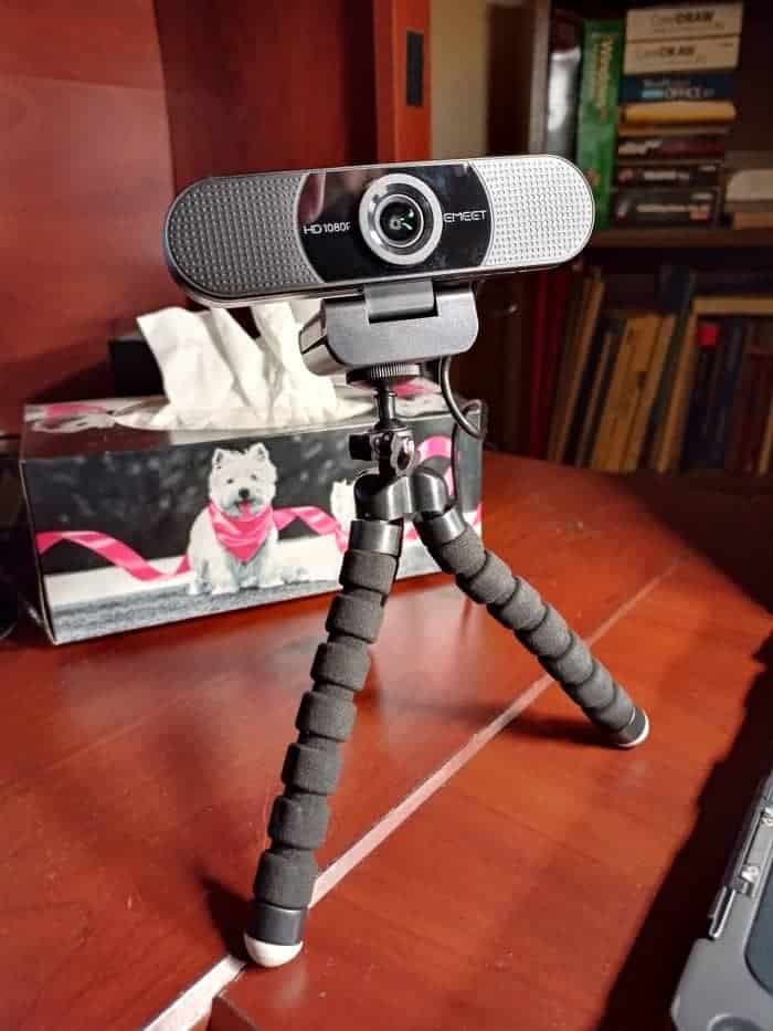 Cette webcam peut être montée sur un trépied