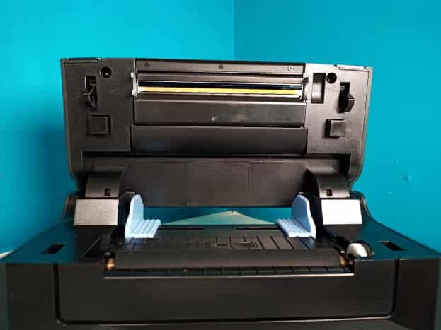 L'imprimante peut être ouverte pour inspection et nettoyage