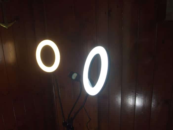 L'anneau lumineux gauche est réglé sur 2700k.  La lumière annulaire à droite est réglée sur une température de couleur de 6000k.