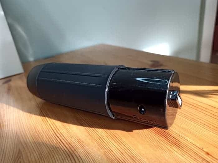 La batterie est également utilisée comme poignée du pistolet de massage