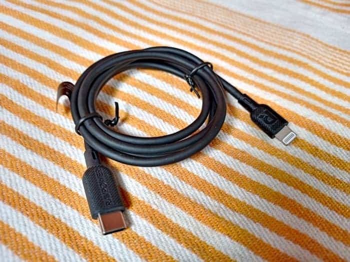 Câble Lightning vers USB-C certifié MFi fourni pour une utilisation avec les appareils Apple
