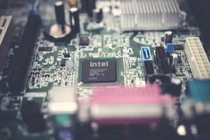 Une puce semi-conductrice Intel.
