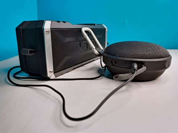   La machine de sommeil rechargeable H200 de Slaouwo connectée à un haut-parleur externe