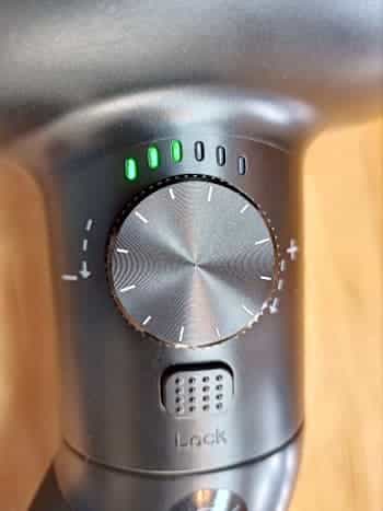 Vue du sélecteur de vitesse et du bouton poussoir permettant d'inverser la position de la poignée