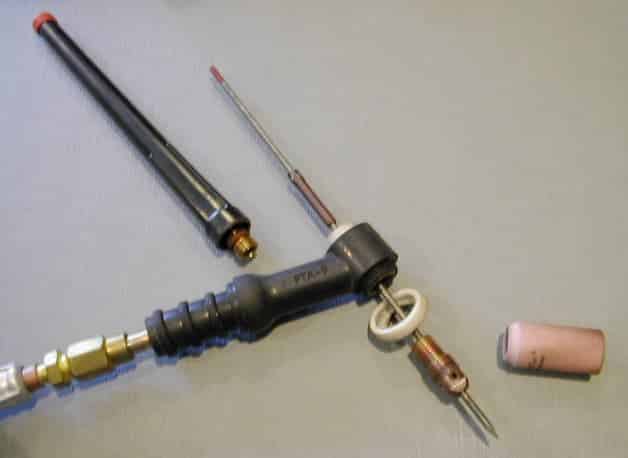 Électrode de tungstène utilisée dans une torche de soudage à l'arc au tungstène gazeux