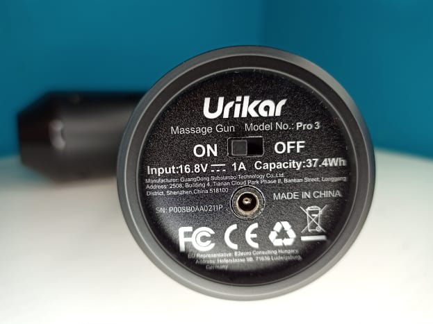 L'interrupteur d'alimentation principal et le port de charge sont situés au bout de la poignée de l'Urikar Pro 3