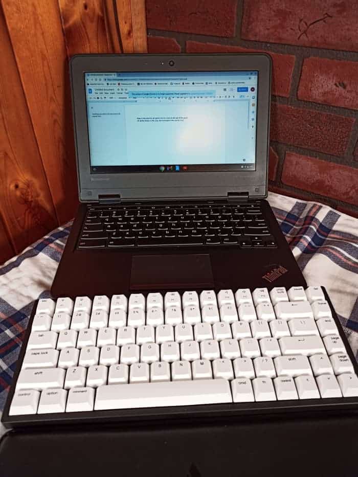 Le clavier fonctionne bien avec mon ancien Chromebook via Bluetooth