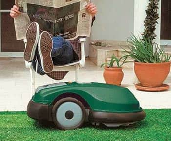 Le robot tondeuse Robomow en action tondre une pelouse.