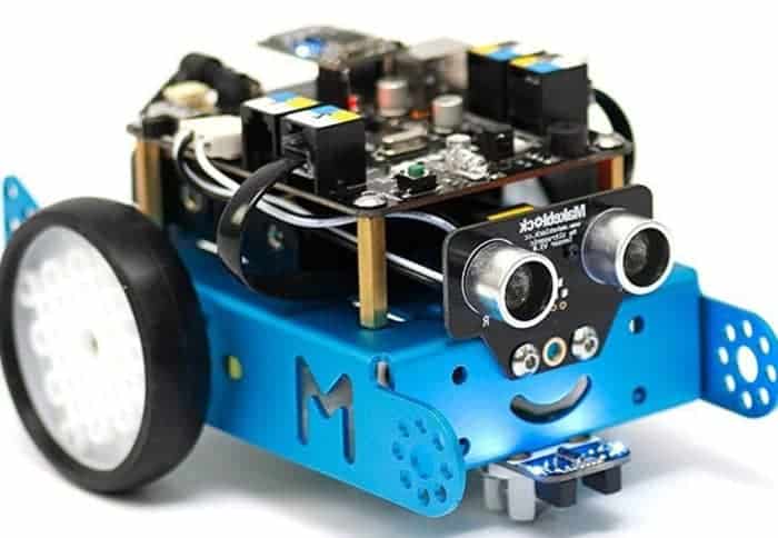 Le robot programmable Makeblock mBot Kit enseigne aux enfants la robotique, l'électronique et comment écrire du code de programmation informatique.
