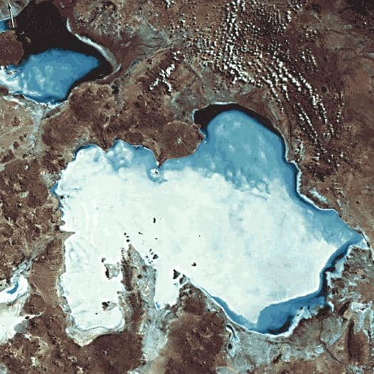 Images satellites du Salar del Hombre Muerto, en Argentine (à gauche), et d'Uyuni, en Bolivie (à droite), des salars riches en lithium.  La saumure riche en lithium est concentrée en la pompant dans des bassins d'évaporation solaire.