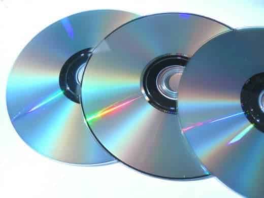 Les disques DVD ont été développés pour avoir la même taille physique que les CD, mais pour contenir beaucoup plus de données (13 fois plus !), ce qui les rend plus adaptés au stockage de films et autres fichiers volumineux.  Plus tard est venu le disque double couche qui contient encore plus de données.