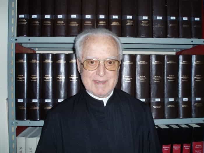 Roberto Busa avec la version imprimée de l'Index Thomisticus.