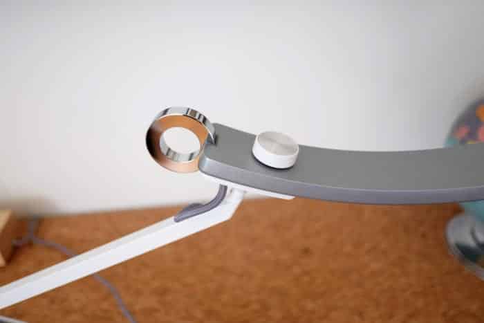 L'anneau chromé est un interrupteur marche-arrêt activé par le toucher et contrôle également le mode capteur de lumière ambiante.