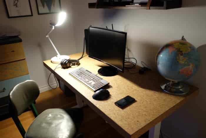 J'ai pris cette photo (en noir absolu) pour souligner la quantité de lumière projetée par la lampe.  Mon bureau mesure près de quatre pieds de large et la lecture électronique peut éclairer le tout.