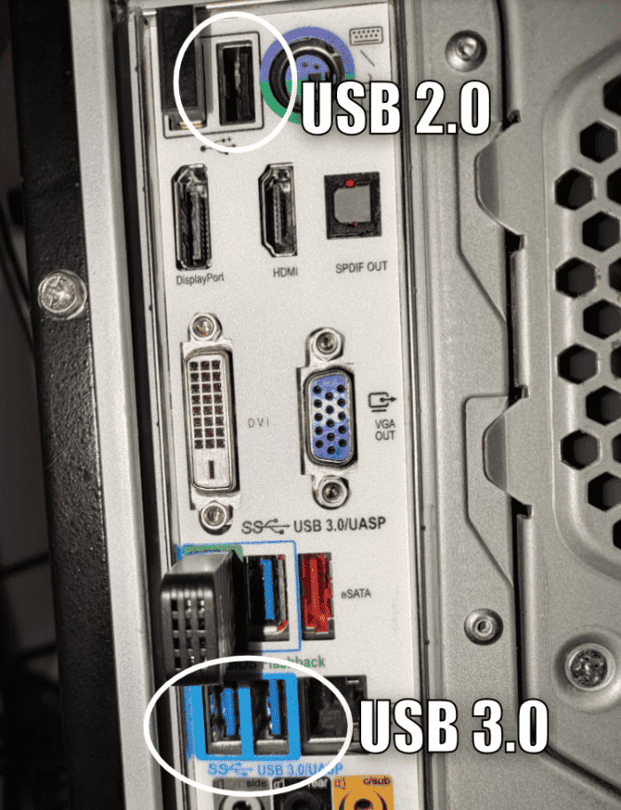 L'USB 3.0 aura des ports de couleur bleue.  Dans ce cas, le port est également entouré de bleu, mais souvent ce n'est qu'un petit morceau à l'intérieur où le câble se connecte qui est peint en bleu.