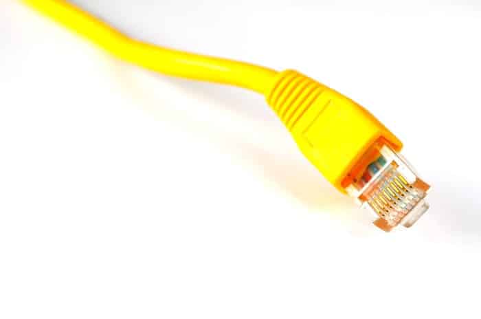 Câble Ethernet qui relie un modem à un routeur ou à une connexion Internet filaire. 