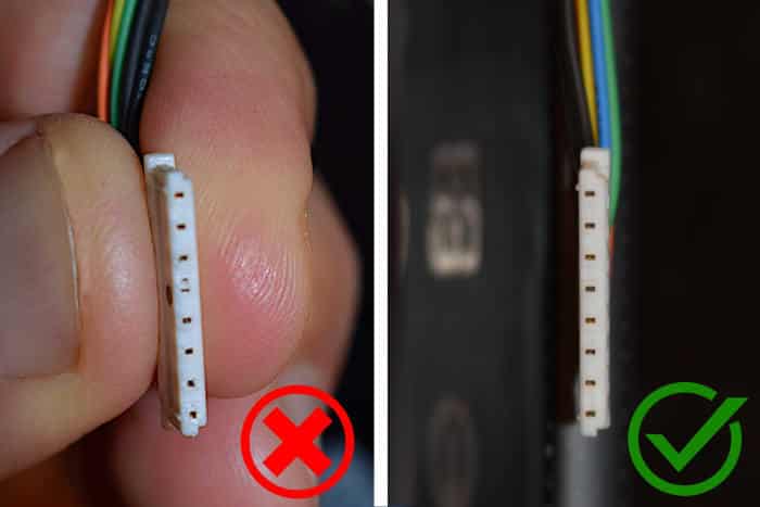 La différence de qualité entre la fiche du connecteur de la batterie de remplacement (à gauche) et la fiche du connecteur de la batterie d'origine (à droite). 