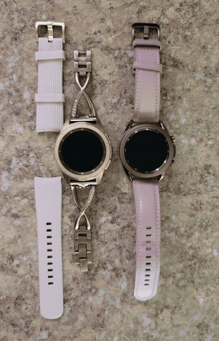 À gauche : Samsung Galaxy Watch 42 mm avec bracelets en silicone.  Droite : Samsung Watch 3 41 mm