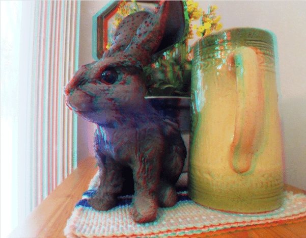 Image stéréoscopique 3D cyan rouge d'une sculpture de lapin et d'un vase.