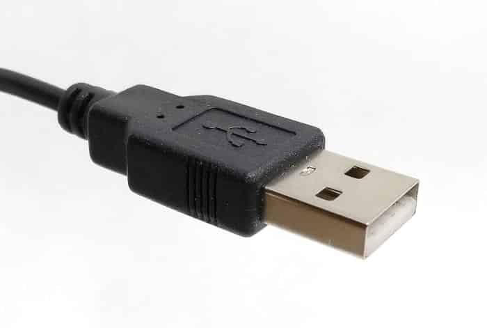 Connecteur USB standard de type A utilisé pour la connexion à un ordinateur de bureau ou à un chargeur de téléphone.  Ce connecteur est également utilisé en standard sur les souris, les clés USB, les câbles d'imprimante, etc.