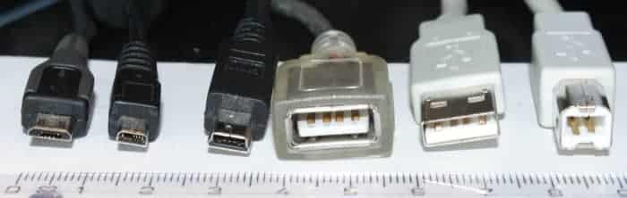 De gauche à droite, (1) micro-fiche de type B, (2) fiche propriétaire UC-E6, (3) mini-fiche de type B, (4) prise de type A (prise), (5) fiche de type A, (6) Prise de type B, généralement utilisée pour se connecter à une imprimante.