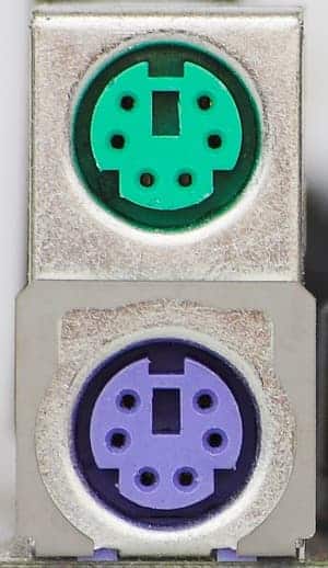 Les ports PS/2, vert pour la souris et violet pour le clavier.