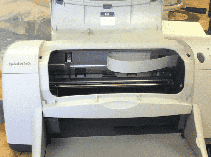 Une imprimante à jet d'encre HP