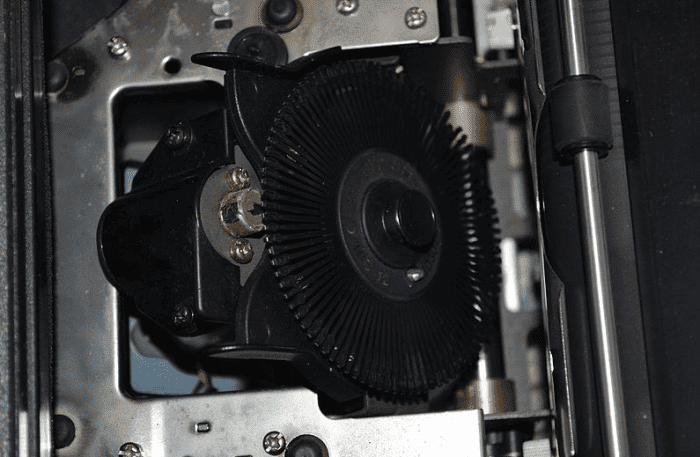 Le disque de la tête d'impression et la marguerite sur une imprimante Xerox/Diablo D-25