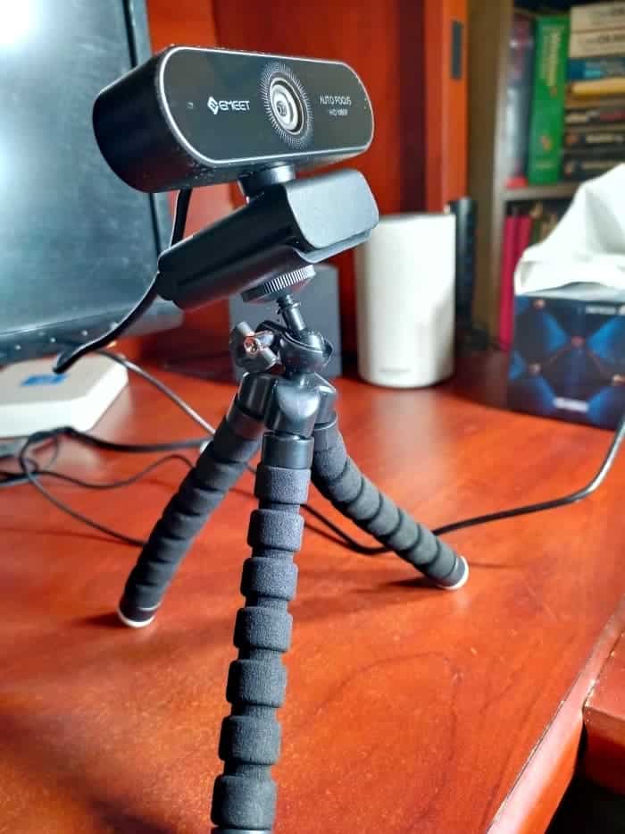 Cette webcam peut être montée sur un trépied