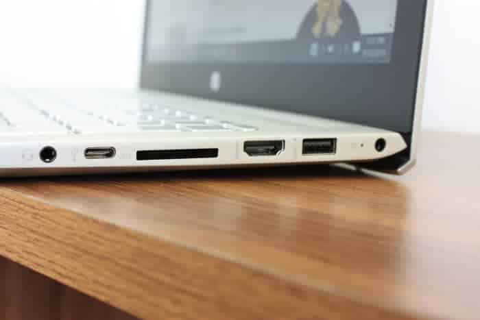 Équipé de 3 ports USB standard et d'un port USB-C ;  Port HDMI, fente pour carte SD, fente pour verrou d'ordinateur portable et prise casque. 
