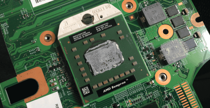 Un microprocesseur AMD, inséré sur une prise de carte mère d'ordinateur portable