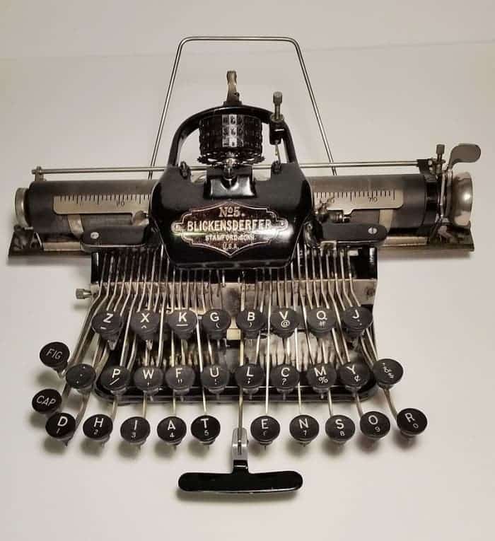 La machine à écrire Blickensdorfer du millésime 1902 était initialement très populaire car elle était plus simple et moins chère que les machines concurrentes.