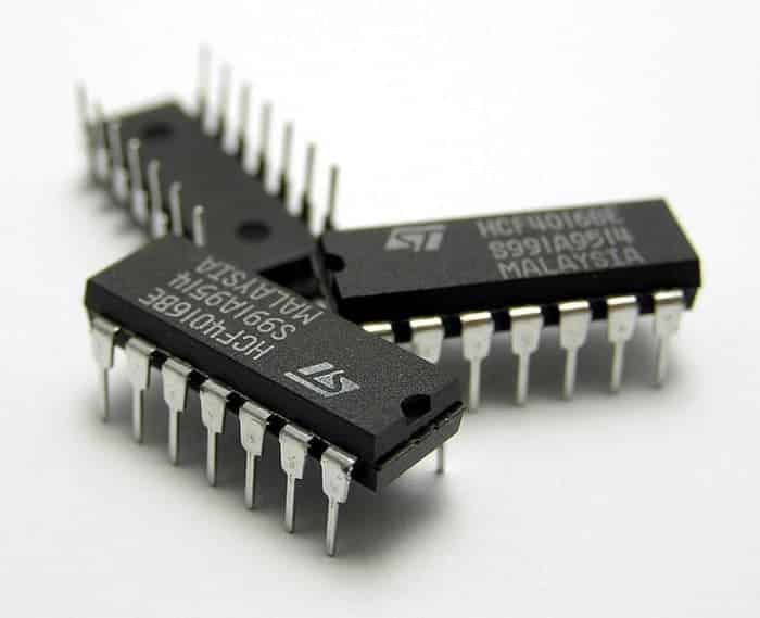 Circuits intégrés DIL (Dual In Line) ou 
