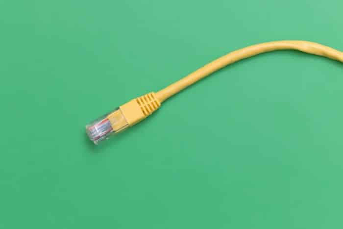 Idéalement, vous pouvez connecter votre routeur avec un câble Ethernet.
