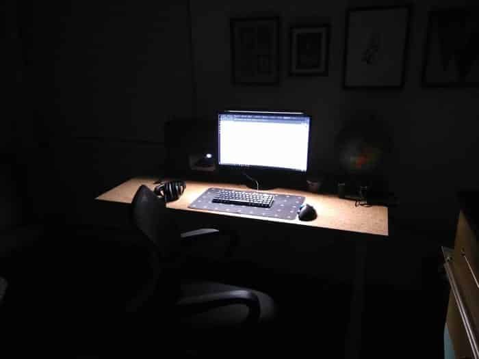 Voici un exemple de l'impressionnant jet de lumière.  Évidemment, c'est une lampe de bureau idéale pour les petits espaces de travail, mais elle éclaire facilement un grand bureau comme le mien.