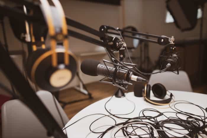 Les podcasteurs devraient suivre la même étiquette que les journalistes, mais quelle est la meilleure façon d'intégrer cela dans un média de divertissement audio ?